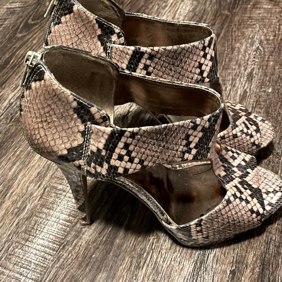 Nine West Snakeskin Platform Stiletto Heels Size 9.5 Gold Trim Polman T-Strap. - Picture 1 of 3